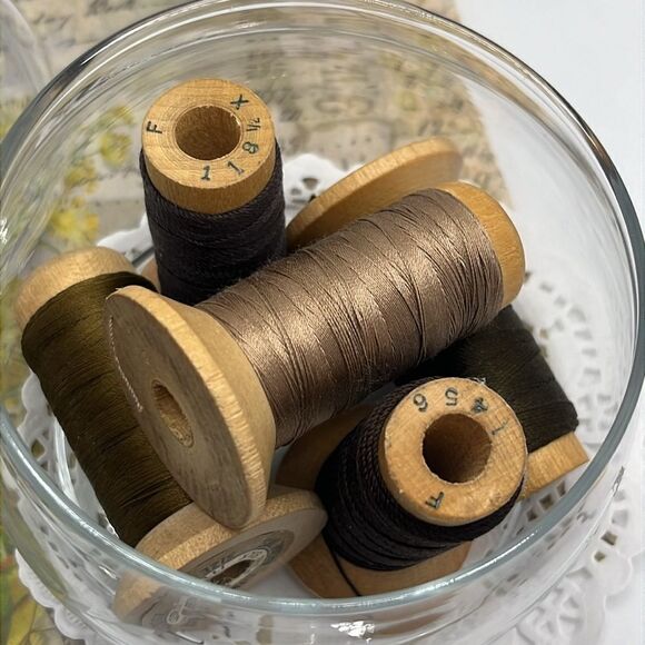 Farmhouse Clear Class Small Apothecary Jar White Floral 5 Earth Tone Spools - Picture 6 of 10